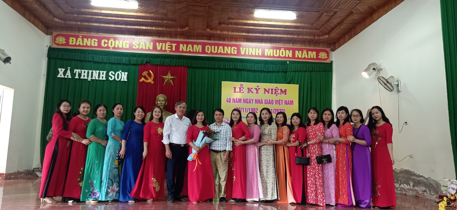 Tập thể Giáo viên trường Tiểu học Thịnh Sơn